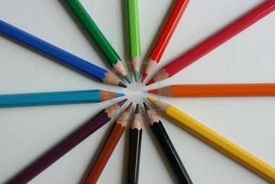 31da4-6265531-l-pices-de-colores-apuntando-al-centro