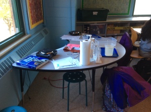Únicas mesas del profesor que encontramos en Kipp. Para compartir con sus alumnos. 